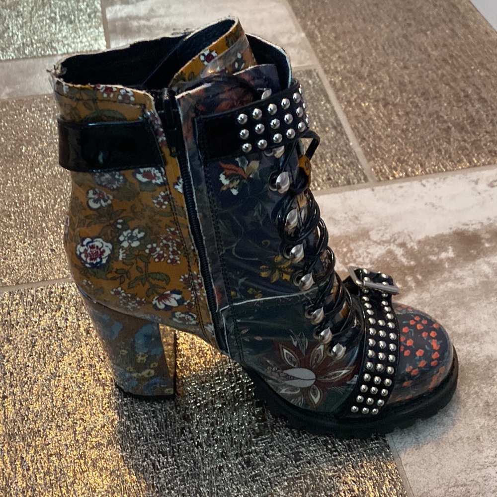 Jeffrey Campbell boot, Size 9 1/2 , super stylish, NEVER WORN with box.